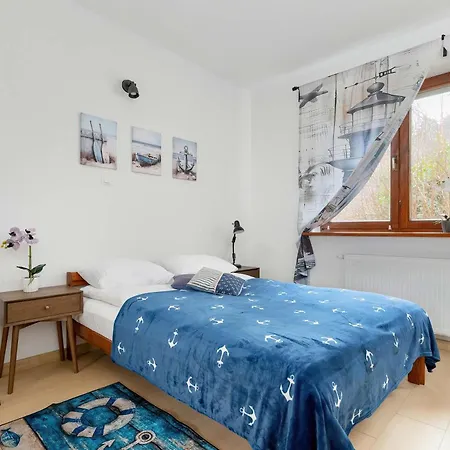 Cozy With Workspace Near The Skm Station By Renters Apartament
