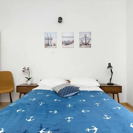 Cozy With Workspace Near The Skm Station By Renters Apartament